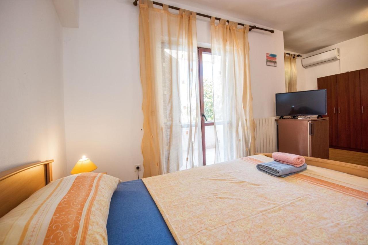 Two Bed Rooms Fortuna Near The Beach 포레치 외부 사진