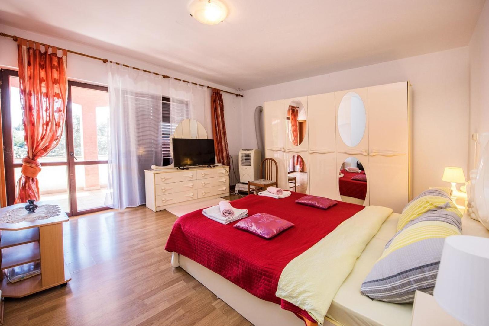 Two Bed Rooms Fortuna Near The Beach 포레치 외부 사진